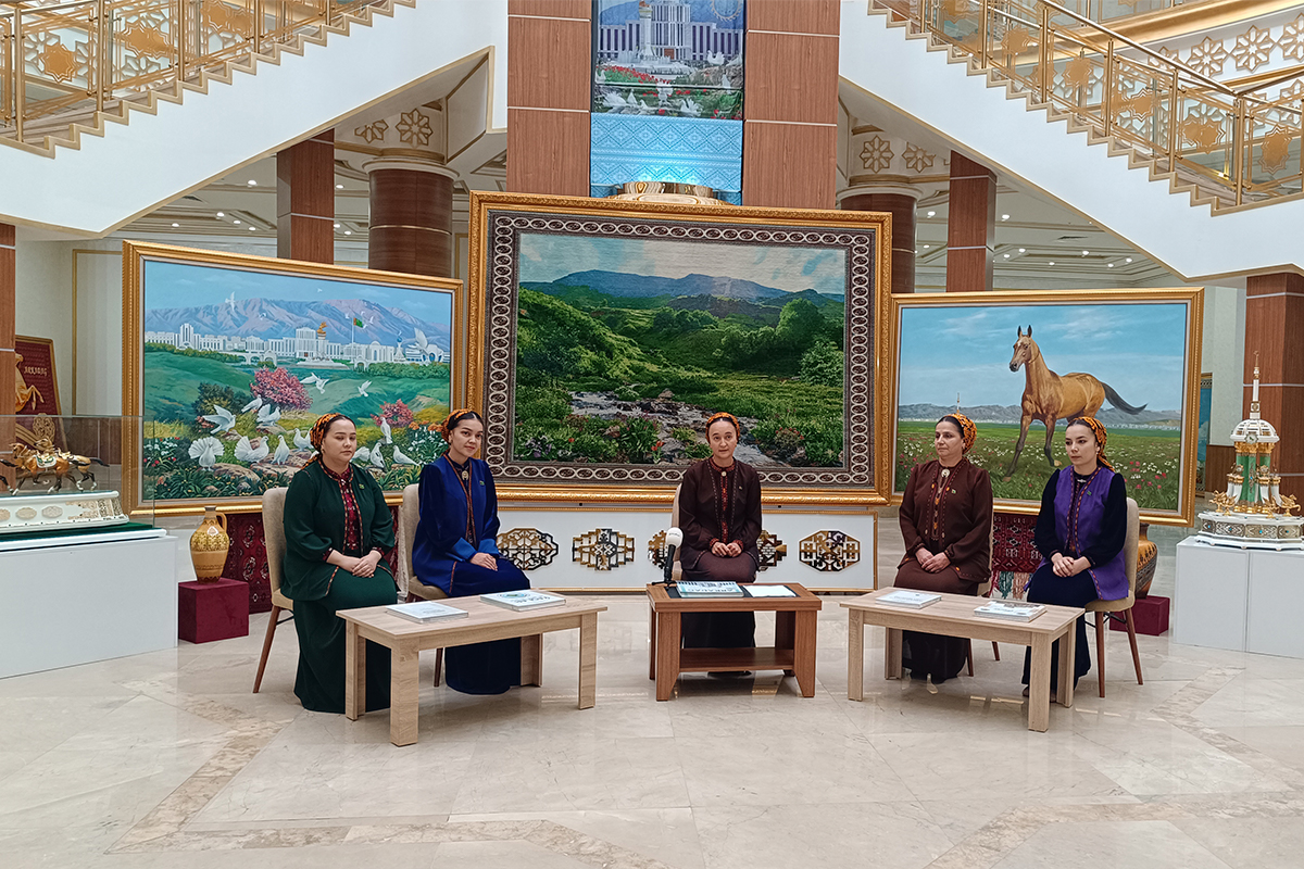 Türkmenistanyň Kärdeşler arkalaşyklarynyň Arkadag şäheriniň birleşmesi bilen bilelikde «Ýurdumyzyň ösüşlerinde zenanlaryň orny» atly tegelek stoluň başyndaky söhbetdeşlik